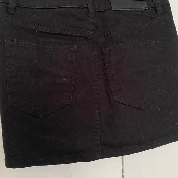 3/$25💥 H&M Black Denim Mini Skirt With Pockets Size 2 - Picture 3 of 7